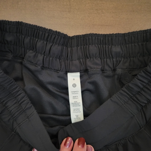 Lululemon LR hotty hot shorts - Picture 3 of 3